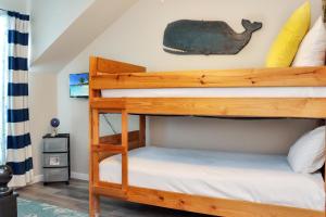 a bunk bed room with two bunk beds at The Palms 2B by Pristine Property Vacation Rentals in Mexico Beach