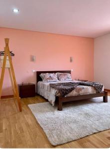 1 dormitorio con cama y escalera de madera en Refúgio Sereno, Casa na Montanha com Piscina Privativa, en Braga
