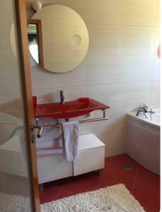 baño con lavabo rojo y espejo en Refúgio Sereno, Casa na Montanha com Piscina Privativa, en Braga