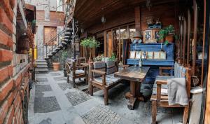 提比里斯的住宿－Piano Borracho Boutique Hotel Old Tbilisi，大楼内带桌椅的房间