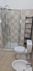 een badkamer met een toilet en een douche bij Casa Nanda in Carrara