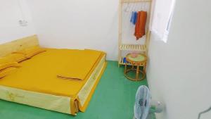 een kleine slaapkamer met een bed en een ventilator bij Homestay Bọt Biển in Phú Hiệp