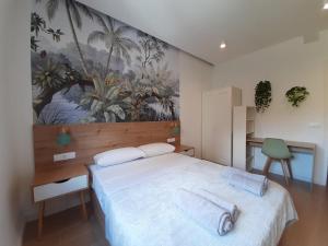 sypialnia z łóżkiem z dwoma ręcznikami w obiekcie Good Energy Rooms w Alicante