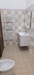 een badkamer met een wastafel en een toilet bij Casa Nanda in Carrara