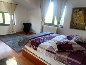 Krevet ili kreveti u jedinici u objektu VillaWeb 9rooms - Long term business aparthotel 29 Euro per night per room, min 3months