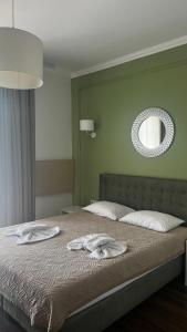 Карпати Кайзервальд апарт في كارباتي: غرفة نوم عليها سرير وفوط