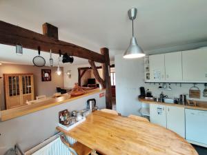 - une cuisine avec une table en bois dans une chambre dans l'établissement Duplex 130 m2 avec terrasse à Sassor (Theux), à Theux