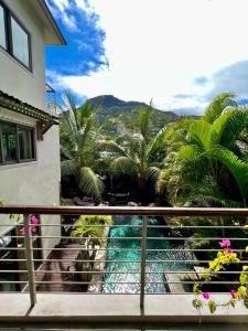 una vista sulla piscina dal balcone di una casa di Villa familiale 5ch, 5sdb proche plage et commerces a Rivière Noire