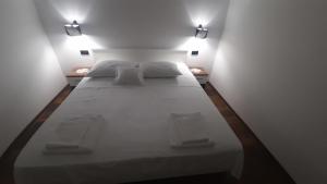 Posteľ alebo postele v izbe v ubytovaní Kampor Apartment 3