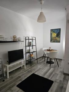 Телевизор и/или развлекательный центр в Apartamentos La Mar