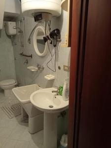 een badkamer met een wastafel, een toilet en een camera bij VistaMare &smeralda in Formia