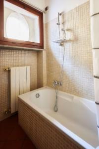 eine Badewanne im Bad mit Fenster in der Unterkunft Il Lusso Della Semplicità in Piacenza