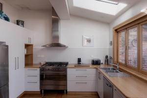 A cozinha ou cozinha compacta de Serenity and style in Sandy Bay