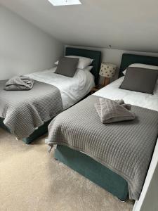 two beds sitting in a room with at Church Farm Dairy in Whissonsett