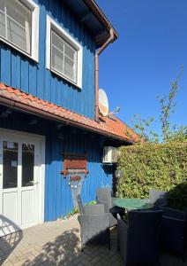 Uma casa com um cesto de basquetebol ao lado. em Bangomūša em Nida