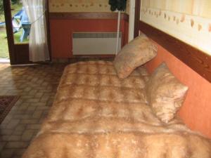 ein Holzbett mit zwei Kissen darüber in der Unterkunft La chataîgneraie 