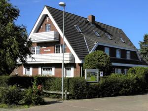 a house with a gambrel roof at BUE Appartementhaus Seewind in Büsum