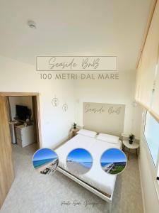 um quarto com uma cama com dois espelhos na parede em SeaSide BnB -Elegante Appartamento- FRONTE MARE em Porto San Giorgio
