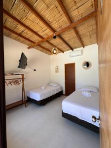 Łóżko lub łóżka w pokoju w obiekcie Costa Nueva