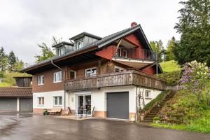 a house with a balcony on top of it at Ferienwohnung Berghansenhof in Wolfach