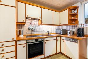 Kuchyň nebo kuchyňský kout v ubytování Ferienwohnung Berghansenhof