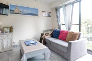 TV a/nebo společenská místnost v ubytování Studio au calme avec balcon Port Olona les Sables 4 personnes + 5 fotografií