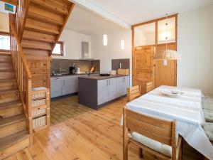a kitchen and a dining room with a table and a kitchen at Alte Wäscherei in Spiekeroog