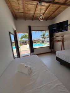 - une chambre avec un lit et une vue sur la piscine dans l'établissement Costa Nueva, à Zorritos
