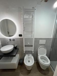 La salle de bains est pourvue d'un lavabo, de toilettes et d'un miroir. dans l'établissement I due Ciueli, à Pescia