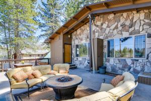 patio con divani e parete in pietra di South Lake Tahoe Townhome Walk to Lake! a South Lake Tahoe