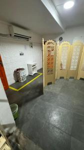 COACHHOSTEL7 في ساو باولو: غرفة مع صف من الأبواب في مبنى