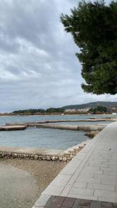 una passerella accanto a un corpo idrico di Apartman Telar a Vodice