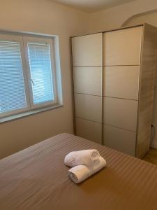 una camera da letto con un letto e un asciugamano sopra di Apartman Telar a Vodice Altre 16 foto