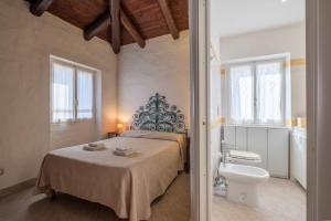 una camera con letto, lavandino e servizi igienici di Discesa a Mare-Villa Esclusiva Vista Caprera a Casale Azara