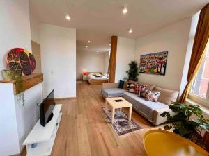 sala de estar con sofá y TV en Longdoz sur Meuse - Central pour famille, en Lieja