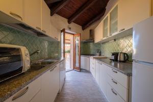 Cucina o angolo cottura di Discesa a Mare-Villa Esclusiva Vista Caprera