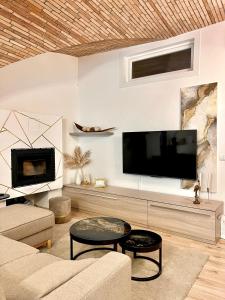 ein Wohnzimmer mit einem großen Flachbild-TV in der Unterkunft L’Arco sul Lago • Gold Apartment in Castro