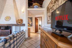 TV o dispositivi per l'intrattenimento presso Discesa a Mare-Villa Esclusiva Vista Caprera
