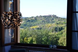 okno z widokiem na góry w obiekcie FeWo CIELO mit Terrassen und und einen atemberaubenden Blick w mieście Terricciola