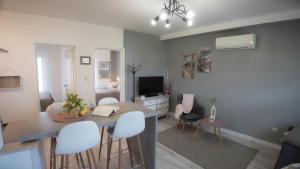 eine Küche und ein Wohnzimmer mit einem Tisch und Stühlen in der Unterkunft Apartments San Francesco in Rovinj
