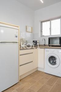 a kitchen with a washing machine and a washer at Koti Rentals - Benavente Loft in Fuengirola