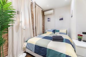 Una cama o camas en una habitación de 2 Bedroom Luxury Unit in the Heart of Manhattan
