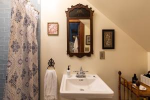 bagno con lavandino e specchio di Palazzo Hudson - Luxury Pool, Hot Tub, and Sauna a Hudson