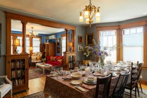 una sala da pranzo con un lungo tavolo e sedie di Palazzo Hudson - Luxury Pool, Hot Tub, and Sauna a Hudson