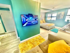 ボーンマスにあるCozy Apartment in Bournemouth Town Centre - Fast WiFi - Smart TV - Close to Town Centre and Beachのソファと壁掛けテレビのあるリビングルーム