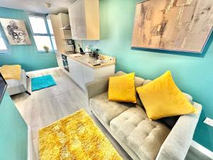ボーンマスにあるCozy Apartment in Bournemouth Town Centre - Fast WiFi - Smart TV - Close to Town Centre and Beachのソファとキッチンのあるリビングルーム