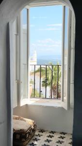 ベヘール・デ・ラ・フロンテーラにあるCanalejas 3 Vejerの海を望む窓付きの客室です。