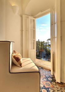 ベヘール・デ・ラ・フロンテーラにあるCanalejas 3 Vejerのベッドルーム1室(ベッド1台、大きな窓付)
