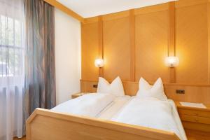 a bedroom with two white pillows on a bed at Mayr Apartments Eins in Plaus