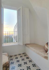 ベヘール・デ・ラ・フロンテーラにあるCanalejas 3 Vejerの窓のある白いタイルフロアの客室です。
